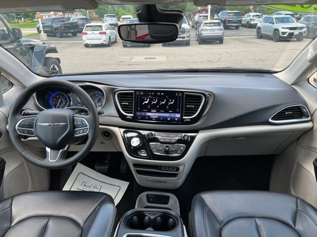 Certified 2023 Chrysler Pacifica Touring-L FWD image 15