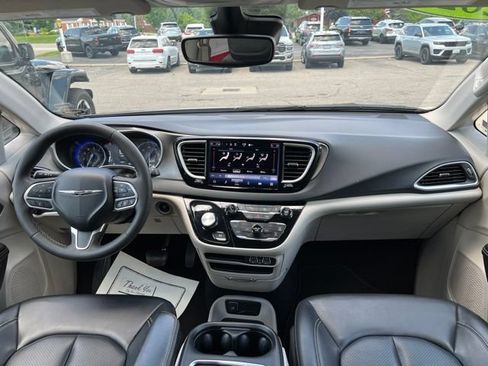 Certified 2023 Chrysler Pacifica Touring-L FWD image 15