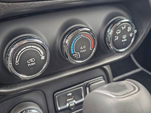 Used 2015 Jeep Renegade Latitude AWD/4WD image 33