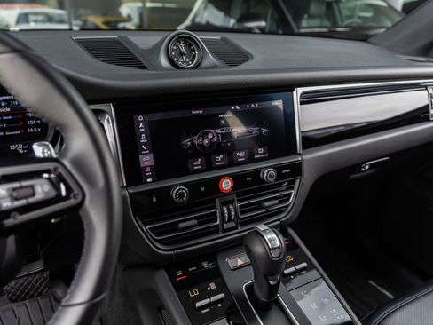 Certified 2025 Porsche Macan AWD/4WD image 31