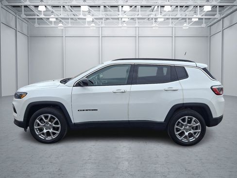 Used 2022 Jeep Compass Latitude w/ Sun and Sound Group image 2