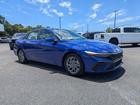 Used 2024 Hyundai Elantra SEL FWD image 2