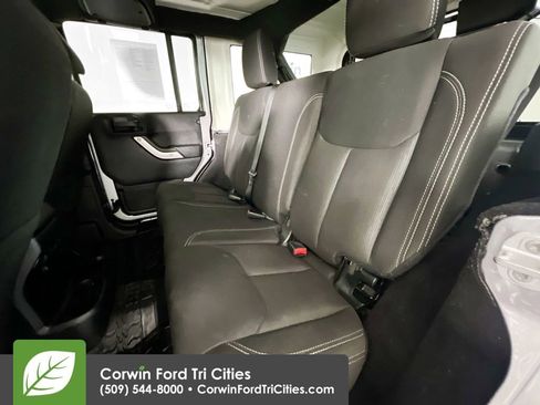 Used 2016 Jeep Wrangler Unlimited Rubicon w/ Connectivity Group image 25