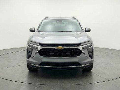 Used 2025 Chevrolet Trax LT FWD image 2