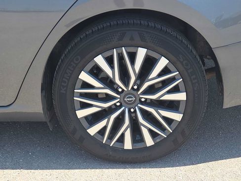 Used 2025 Nissan Altima 2.5 SV FWD image 12