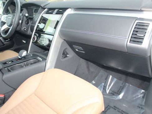 Used 2025 Land Rover Discovery Dynamic SE image 26