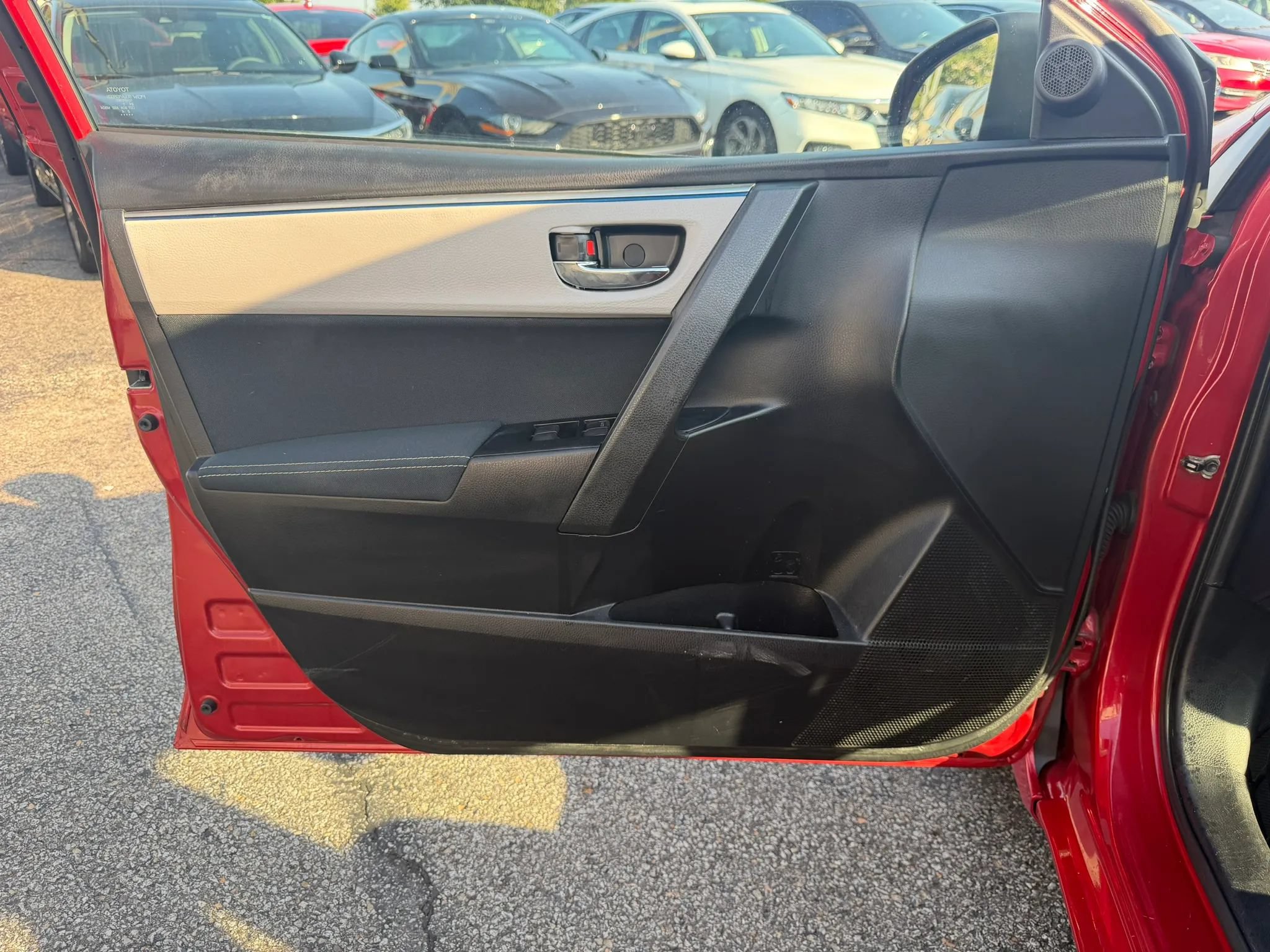 Used 2015 Toyota Corolla LE FWD image 12