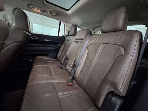 Used 2017 Lincoln MKT FWD image 21
