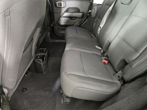 Used 2019 Jeep Wrangler Unlimited Sahara image 16