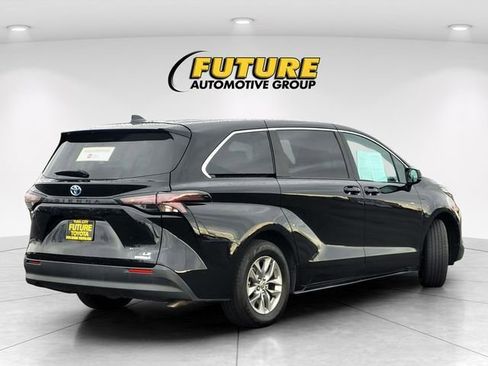 Certified 2024 Toyota Sienna LE image 5