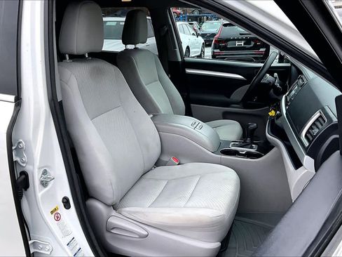 Used 2018 Toyota Highlander LE w/ Carpet Mat Package (TMS) image 13
