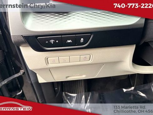 Used 2022 Kia Carnival LX FWD image 17