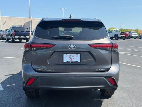 Used 2023 Toyota Highlander XLE AWD/4WD image 7