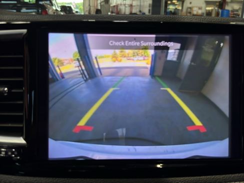 Used 2025 Chrysler Pacifica Limited FWD image 29
