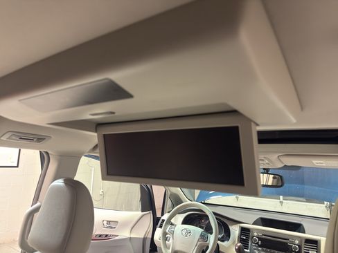 Used 2012 Toyota Sienna XLE w/ Entertainment Pkg FWD image 27