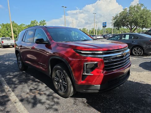 Used 2024 Chevrolet Traverse LT w/ Enhanced Driving Package FWD image 2