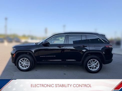 Used 2024 Jeep Grand Cherokee Laredo X AWD/4WD image 9