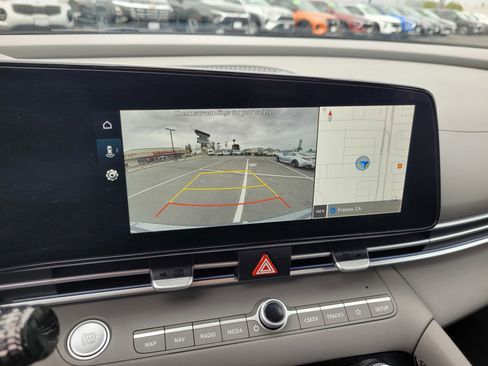 Used 2025 Hyundai Elantra SEL image 17