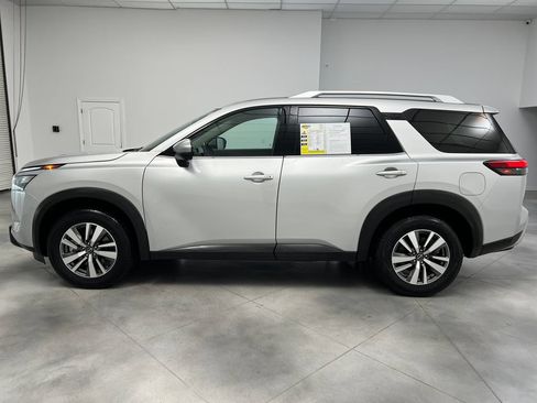 Used 2025 Nissan Pathfinder SL FWD image 5