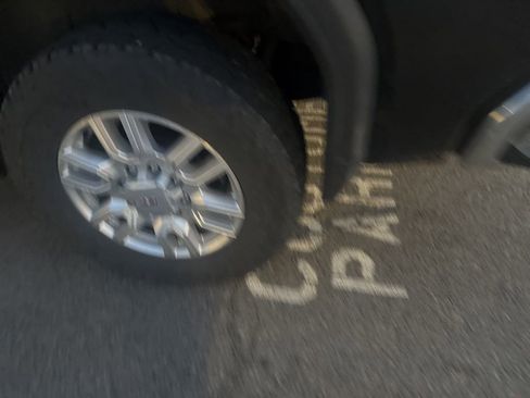 Used 2024 GMC Sierra 2500 SLT w/ SLT Convenience Package image 11