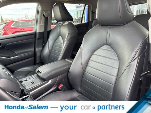 Used 2020 Toyota Highlander XLE image 11