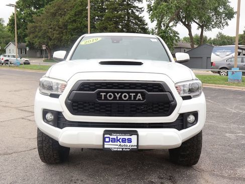 Used 2019 Toyota Tacoma TRD Sport w/ Technology Package AWD/4WD image 3