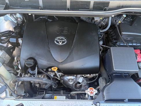 Used 2018 Toyota Sienna XLE FWD image 30