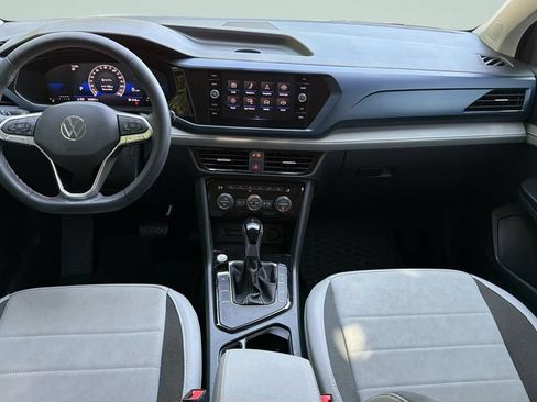 Certified 2024 Volkswagen Taos SE FWD image 10