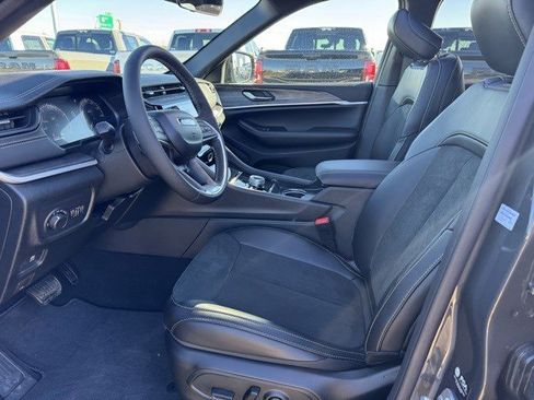 New 2026 Jeep Grand Cherokee Altitude image 9