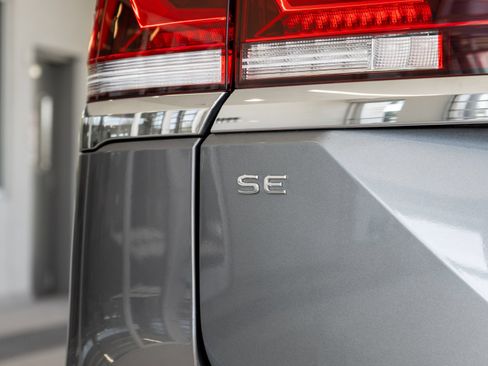 Used 2024 Volkswagen Atlas SE AWD/4WD image 22