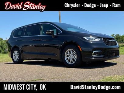 Used 2025 Chrysler Pacifica Select