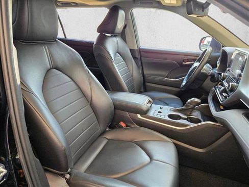 Used 2023 Toyota Highlander XLE FWD image 19