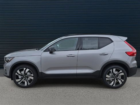 New 2026 Volvo XC40 B5 Ultra w/ Climate Package image 3