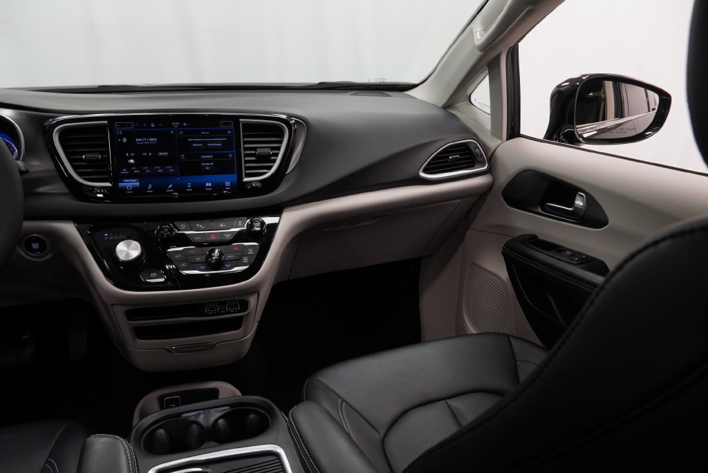 Certified 2024 Chrysler Pacifica Touring-L FWD image 26