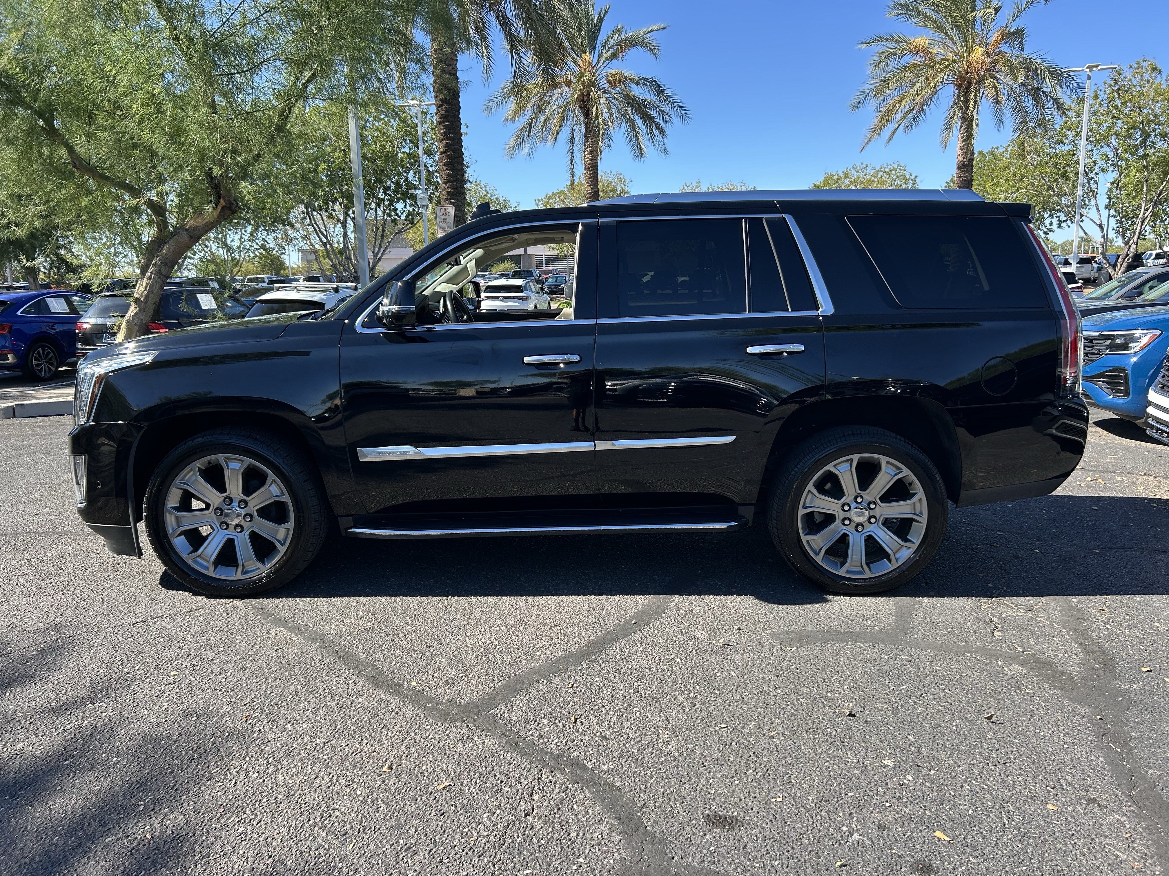 Used 2020 Cadillac Escalade Luxury w/ LPO, Radiant Package AWD/4WD image 2