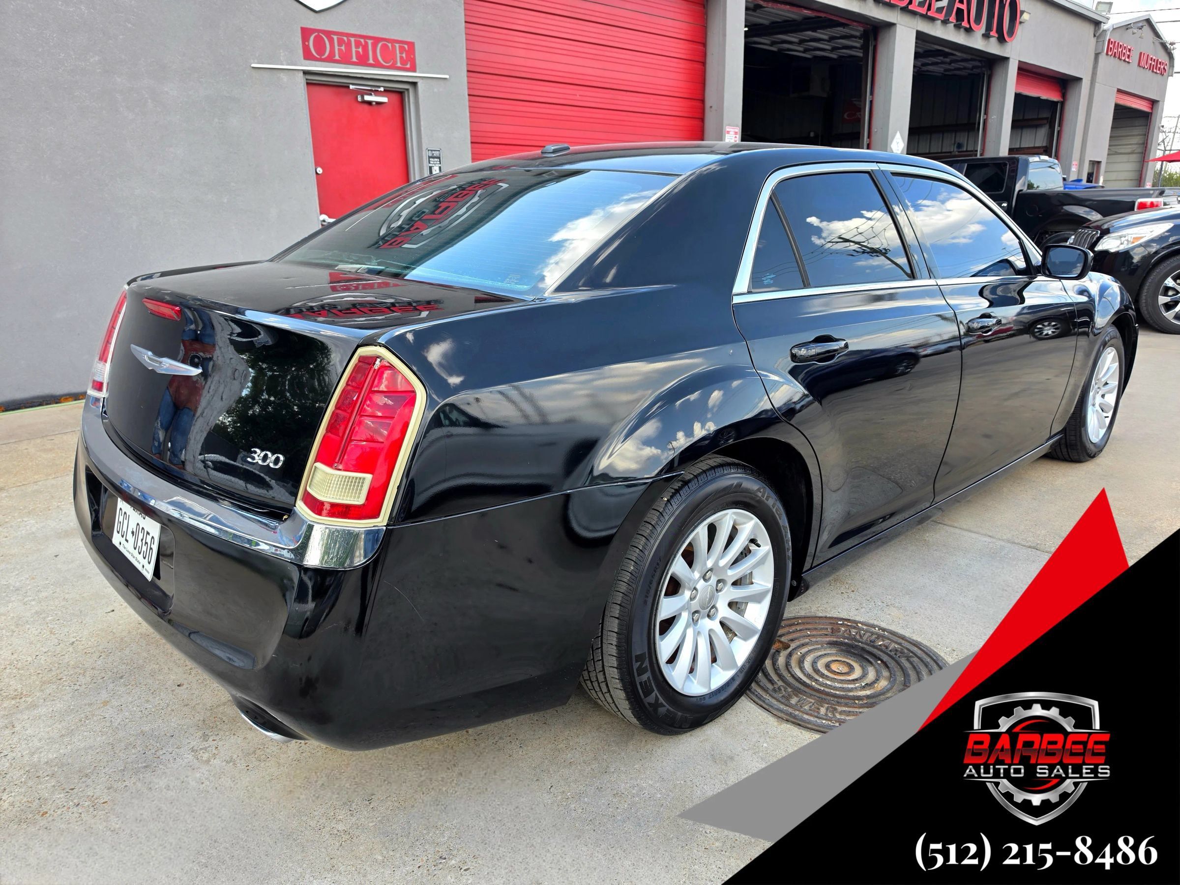 Used 2012 Chrysler 300 RWD image 3