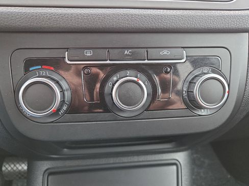 Used 2010 Volkswagen Tiguan S image 17