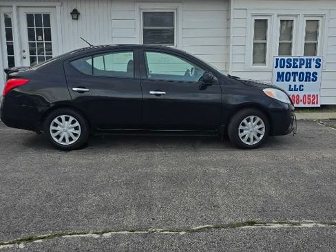 Used 2014 Nissan Versa SV FWD image 24