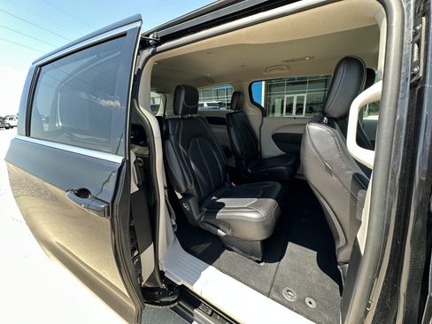 Used 2023 Chrysler Pacifica Touring-L FWD image 27