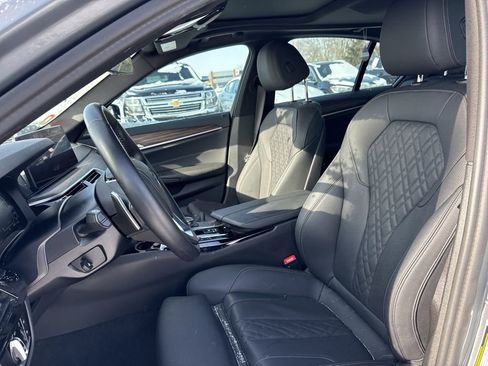 Used 2023 BMW 530e xDrive w/ Premium Package image 10