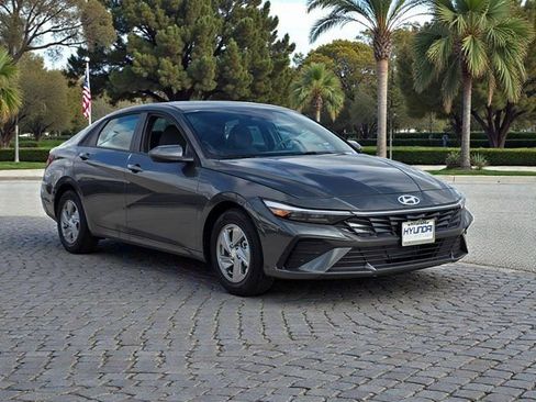 New 2026 Hyundai Elantra SE image 3