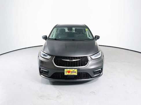 Used 2023 Chrysler Pacifica Touring-L FWD image 4