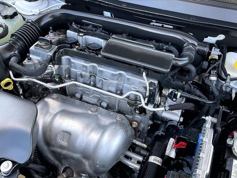 Used 2018 Jeep Cherokee Latitude Plus w/ Comfort/Convenience Group image 32