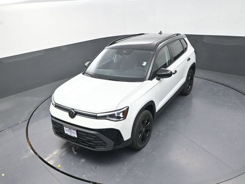 New 2026 Volkswagen Taos SE AWD/4WD image 14