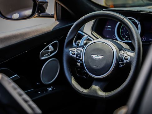 Used 2022 Aston Martin DB11 Coupe RWD image 25