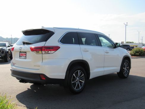 Used 2017 Toyota Highlander XLE w/ Carpet Mat Package AWD/4WD image 6