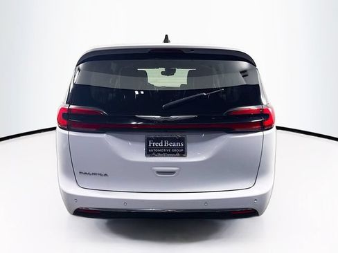 Used 2023 Chrysler Pacifica Touring-L FWD image 7