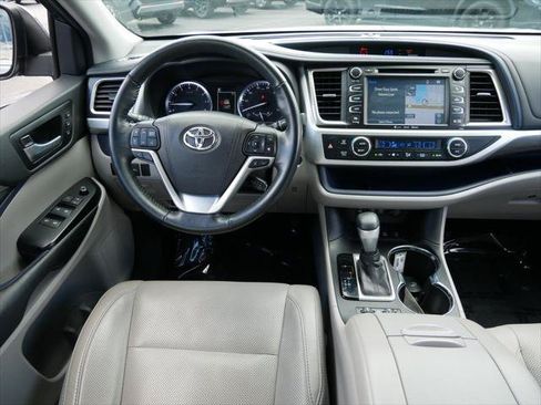 Certified 2018 Toyota Highlander Limited Platinum AWD/4WD image 12