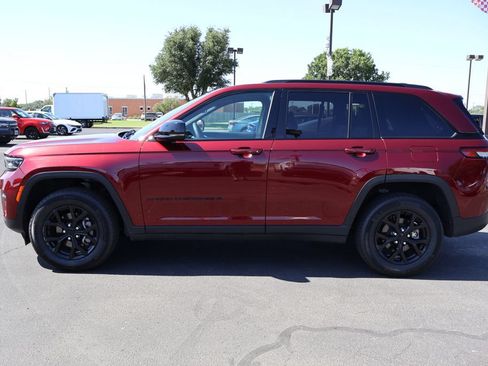 Used 2024 Jeep Grand Cherokee Altitude RWD image 2