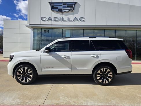 Used 2025 Ford Expedition Platinum w/ Driver's Package image 2